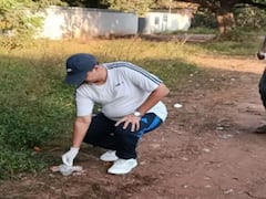 Durg News: दुर्ग को प्लास्टिक मुक्त बनाने में जुटे अधिकारी, सड़क पर पड़े कचरे को खुद उठाने लगे, तस्वीरें