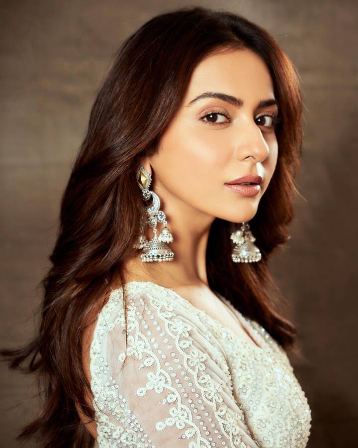 रकुल की ये फोटो किसी अवॉर्ड फंक्शन की है जहां उन्होंने अपने हुस्न से हर किसी का ध्यान खींच लिया. खुले बाल के साथ बड़े झुमके में उनकी खूबसूरती और निखर कर आ रही है.