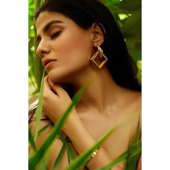 લેટેસ્ટ તસવીરોમાં શ્રેયા ધન્વંતરી યલો કલરના ટૉપમાં ગ્લેમરસ લાગી રહી છે. એક્ટ્રેસે આ દરમિયાન એકથી એક કિલર પૉઝ આપ્યા છે. વળી, કેટલીક તસવીરોમાં એક્ટ્રેસ ટૉપલેસ પણ થઇ છે.