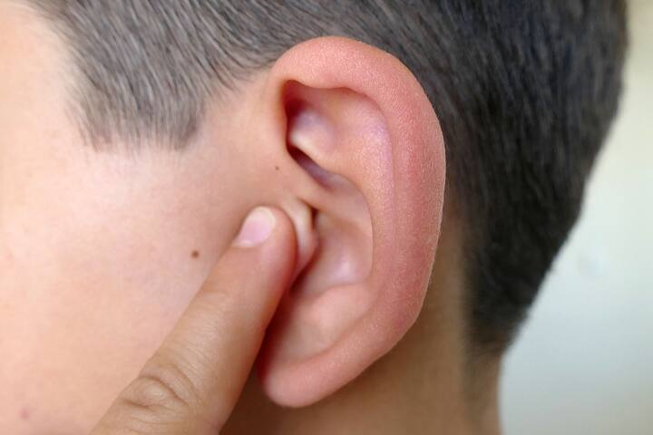 ear problem Hearing loss caused by wearing earbuds Hearing Loss: सावधान! Ear Phone से दुनिया में 100 करोड़ युवाओं की सुनने की क्षमता हो सकती है प्रभावित- स्टडी में खुलासा