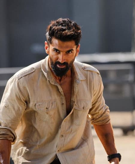 आदित्य हा बॉलिवूडचा एक आघाडीचा अभिनेता आहे. त्याने 2009 साली 'लंडन ड्रीम्स' या सिनेमाच्या माध्यमातून बॉलिवूडमध्ये पदार्पण केलं.