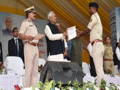 नीतीश कुमार और तेजस्वी ने बांटे 10,459 नियुक्ति पत्र, नवनियुक्त पुलिसकर्मियों ने ही खोल दी सरकार की पोल!