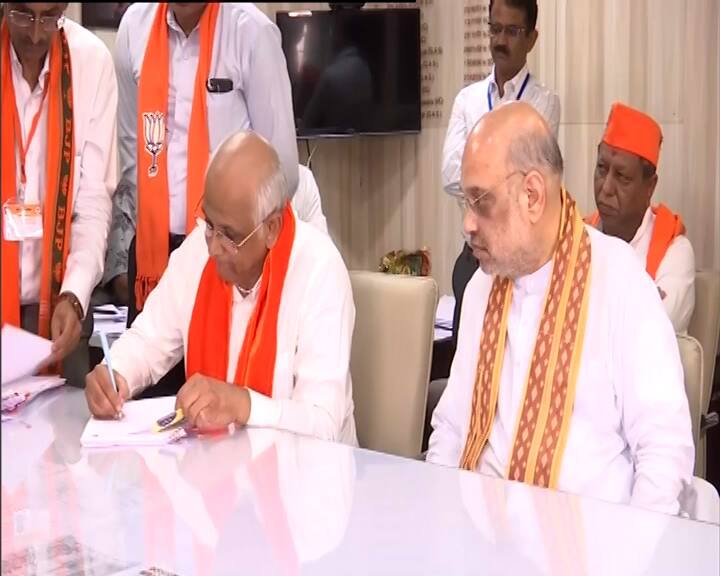 સીએમ ભુપેન્દ્ર પટેલ અને ગૃહમંત્રી અમિત શાહે ફોર્મ ભરતાં પહેલા રોડ શો કર્યો હતો.