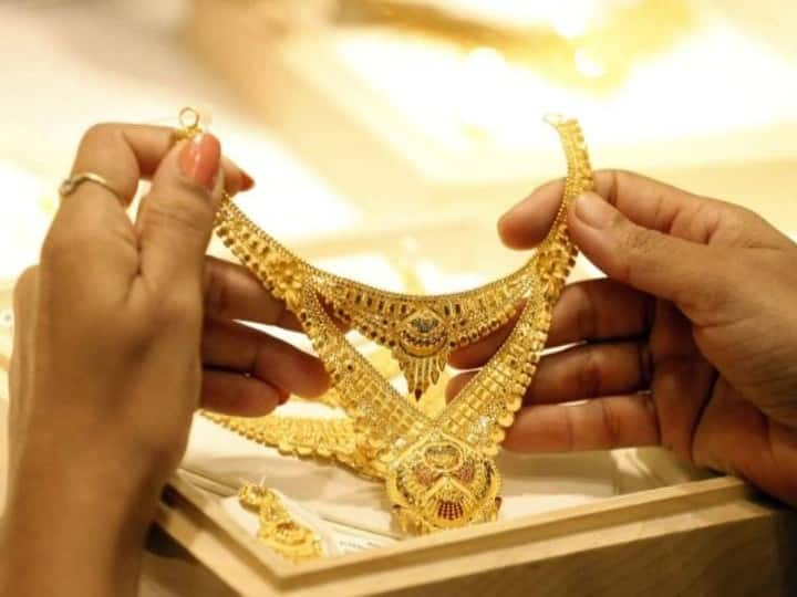 gold rate today gold and silver price in on 21st november 2022 gold and silver rate slightly down today marathi news Gold Rate Today : आठवड्याच्या पहिल्याच दिवशी सोने-चांदी स्वस्त की महाग? वाचा आजचे दर