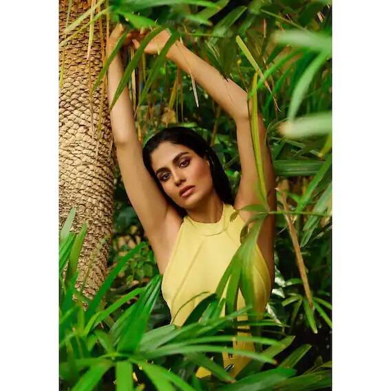 પર્પલ કલરના સ્ટાઇલિશ આઉટફિટમાં શ્રેયા ધન્વંતરીને જોઇને લોકો દંગ રહી ગયા છે.