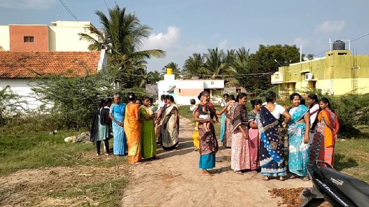 தருமபுரி: அளவீடு செய்ய வந்த ரயில்வே அதிகாரிகளை சிறைபிடித்த கிராம மக்கள்