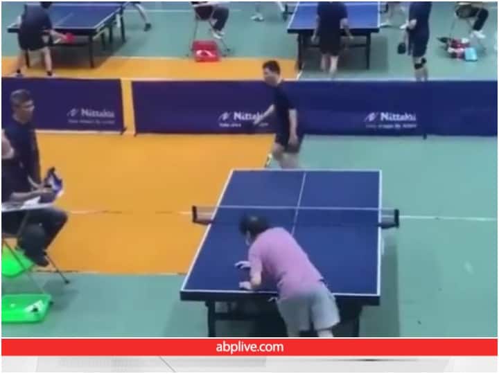 While playing table tennis racket hit referee directly after leaving player hand Video: टेबल टेनिस खेलते समय हाथ से छूट गया रैकट, रेफरी को बनाया निशाना