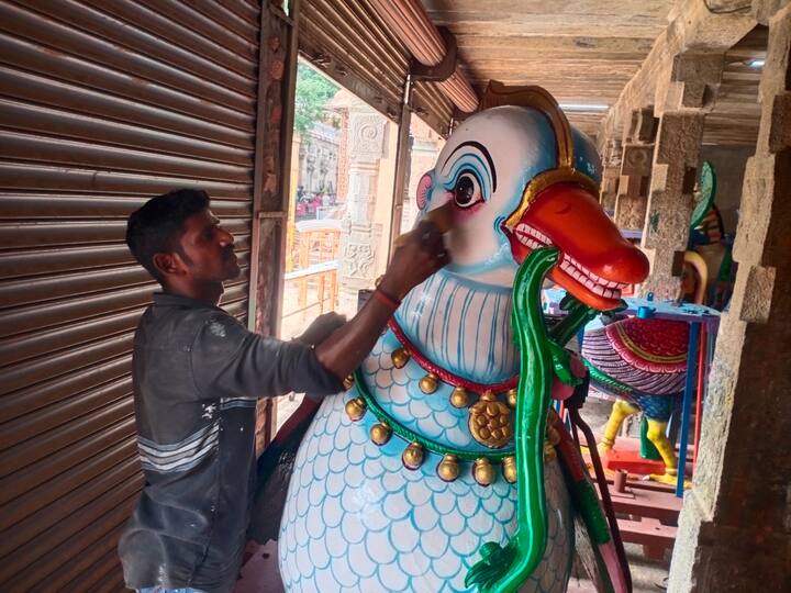 அன்னப்பறவை வாகனத்திற்கு வண்ணம் தீட்டும் பணி