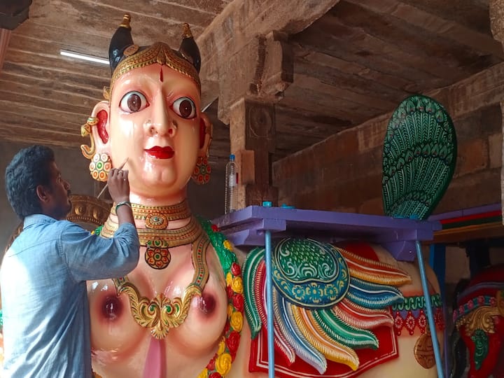 காமதேனு வாகனத்திற்கு வண்ணம் தீட்டும் பணி