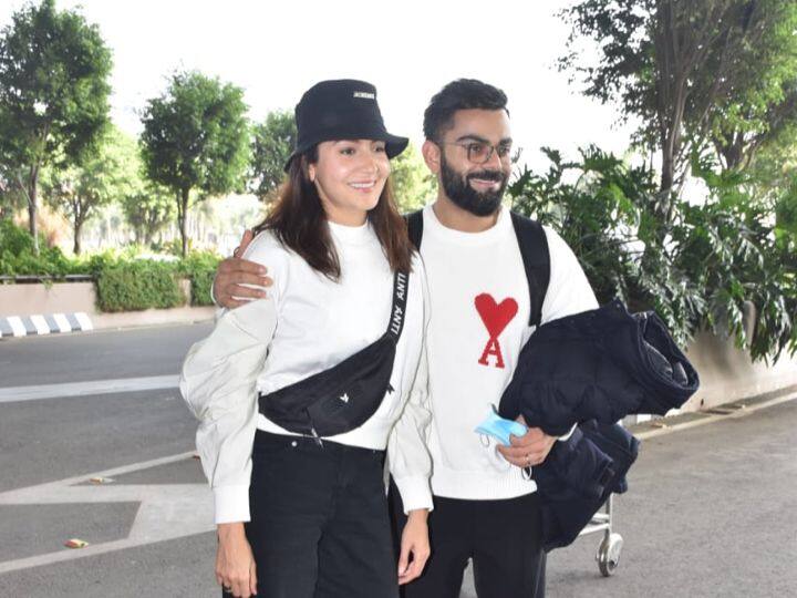 Anushka Sharma Virat Kohli Spotted At Airport See Latest Pics | In Pics: विराट कोहली ने पहनी अनुष्का शर्मा के नाम की टी-शर्ट, ट्विनिंग में एयरपोर्ट पर स्पॉट हुए 'विरुष्का'
