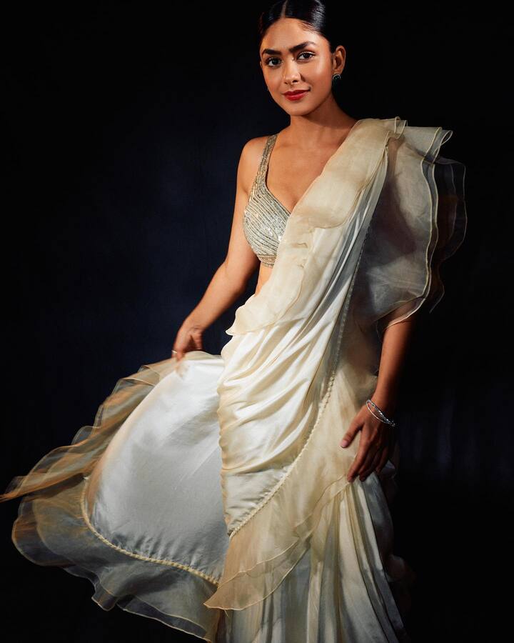 మృణాల్ ఠాకూర్  నటించిన తాజా సినిమా ‘సీతారామం‘.దేవ కన్యలా మెరిసిపోతూ నెటిజన్లను ఆకట్టుకుంటోంది. Photo Credit: Mrunal Thakur/instagram