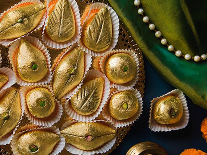Delhi Gold Plated Sweet Will Cost You 16 Thousand Rupees | Gold Mithai:  दिल्ली में मिलती है ऐसी मिठाई जिसे खाने के लिए आपकी एक सैलरी भी पड़ जाएगी कम