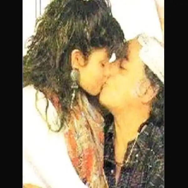 महेश भट्ट - महेश भट्ट का विवादों से गहरा नाता है. एक बार उनकी एक तस्वीर बेटी पूजा भट्ट के साथ स्टारडम मैगजीन में छपी थी. जिसमें वो पूजा के साथ लिपलॉक करते दिखाई दिए थे. इस तस्वीर को लेकर काफी दिनों तक उन्हें ट्रोल किया गया था.