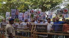 PHOTO : किरीट सोमय्यांच्या डॉक्टरेटविरोधात युवासेनेचं मुंबई विद्यापीठात आंदोलन