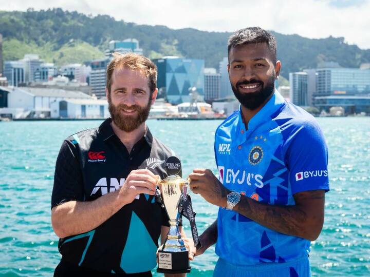 India tour of New Zealand 2022 Hardik and Kane Photoshoot with trophy India tour of New Zealand 2022 : टीम इंडिया पोहचली न्यूझीलंडमध्ये, हार्दिक-केनचं ट्रॉफीसोबत खास फोटोशूट, दौऱ्याची सर्व माहिती एका क्लिकवर