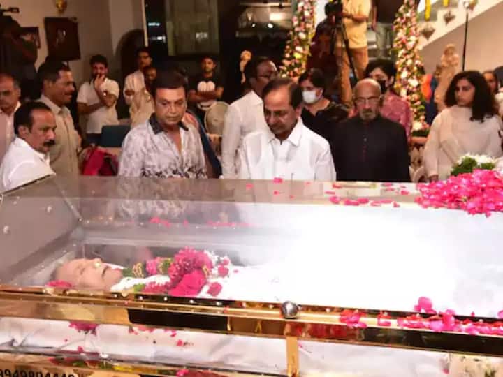 Telangana chief minister K Chandrashekhar Rao paid last respects to actor Krishna’s mortal remains. (Image Source: ABP Desam)