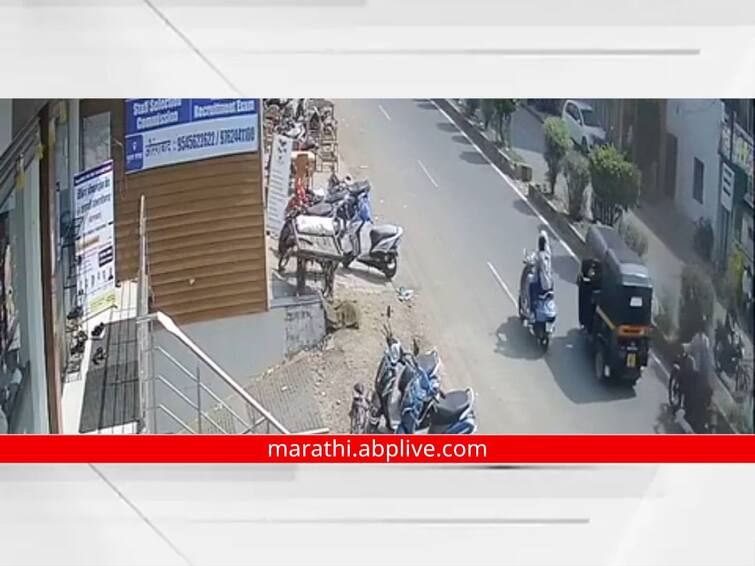 maharashtra News Aurangabad News Obscene questions from a rickshaw driver  A frightened girl jumps from a running rickshaw Video: धक्कादायक! रिक्षा चालकाकडून अश्लील प्रश्न, घाबरलेल्या मुलीची धावत्या रिक्षातून उडी