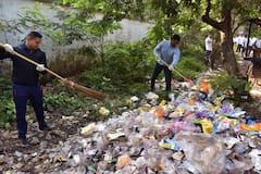 Durg News: दुर्ग को प्लास्टिक मुक्त बनाने में जुटे अधिकारी, सड़क पर पड़े कचरे को खुद उठाने लगे, तस्वीरें