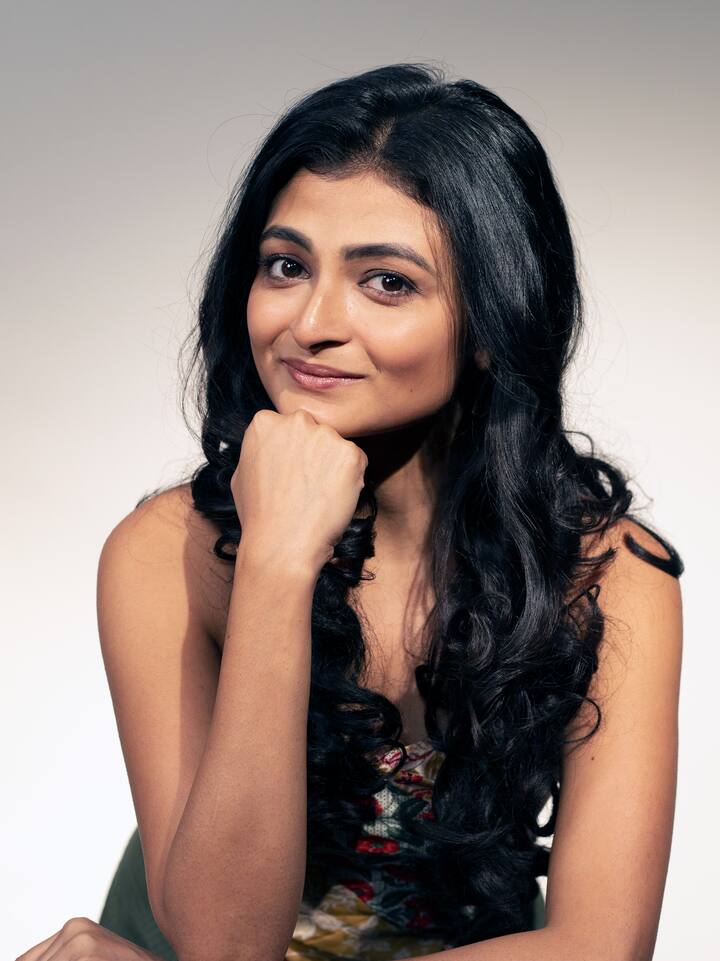 সদ্যই মুক্তি পেয়েছে এই সিরিজের পোস্টার। ছবিতে দেখা যাচ্ছে ২টো হাত। পিছনে আবছা ভিক্টোরিয়া।