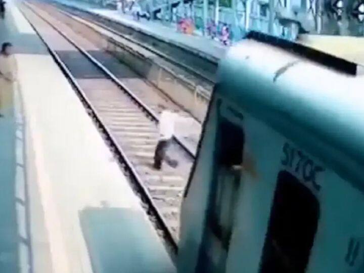 Viral Video marathi news man escaped from train accident shocking video Viral Video : बुटाच्या चक्करमध्ये व्यक्तीचा जीव गेला असता, ट्रेन जवळ आली पण.. व्हिडीओ पाहून यूजर्सचा संताप