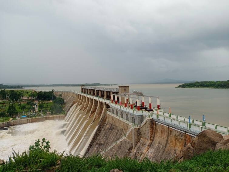 Release of 4130 cubic feet of water from Chatanur dam in Tenpenna river flood warning TNN சாத்தனூர் அணையின் நீர்மட்டம் உயர்வு -  தென்பெண்ணை ஆற்றில் நீர் திறப்பால் வெள்ள அபாய எச்சரிக்கை