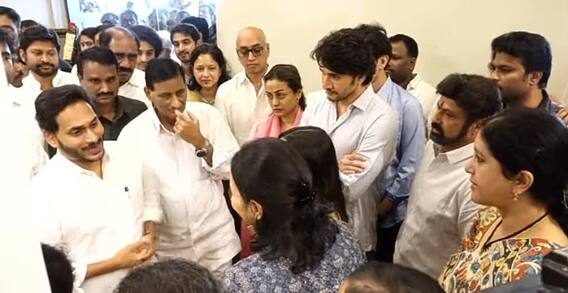 CM Jagan | Superstar Krishna | Mahesh Babu: మహేష్ ను, కుటుంబసభ్యులను ఓదార్చిన సీఎం జగన్