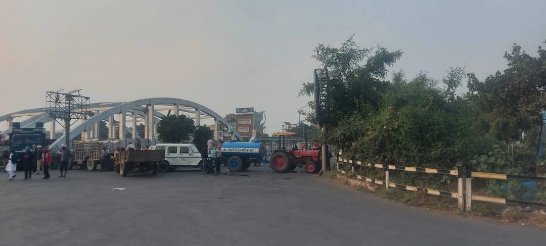 protesting farmers became strict the Bhandari bridge was blocked ਨਰਮੀ ਨਾਲ ਪ੍ਰਦਰਸ਼ਨ ਕਰ ਰਹੇ ਕਿਸਾਨ ਹੋਏ ਸਖਤ, ਭੰਡਾਰੀ ਪੁਲ ਨੂੰ ਚੁਫ਼ੇਰਿਓਂ ਕਰਤਾ ਬੰਦ