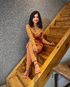 PHOTO: टीव्ही अभिनेत्री कनिका मानचा ग्लॅमरस अंदाज; फ्लॉन्ट केली कर्वी फिगर!