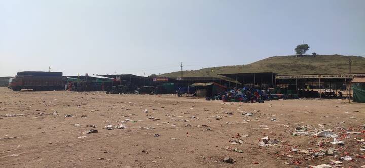 एकीकडे शेतातील उभं पीक वाचवायच म्हणून इकडून तिकडून पैशांची देवाण घेवाण केली. वाटल होत उत्पादन खर्च निघून काही अंशी का होईना हाती दोन पैसे लागतील. फवारणीसाठी मोठ्या प्रमाणावर खर्च झाला. चांगला भाव मिळाला म्हणजे पुढे भांडवल उभार करता येईल. अशी इच्छा होती. मात्र घडलं उलटच. दिवाळीनंतर मात्र भाव कोसळले. काल तर 65  कॅरेट बाजारपेठेत नेल्यानंतर अवघा 45 रुपये भाव कॅरेटला मिळाला आहे. म्हणजेच सव्वा दोन रुपयांचा भाव मिळाल्याने भांडवल दूरच राहील असून फक्त भाजीपाला सुटल्याची प्रतिक्रिया महाले यांनी दिली.