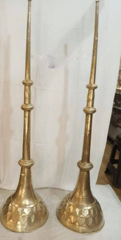 વડા પ્રધાન નરેન્દ્ર મોદીએ સ્પેનના વડા પ્રધાન પેડ્રો સાંચેઝને મંડી અને કુલ્લુથી 'કનાલ બ્રાસ સેટ' ભેટમાં આપ્યો. આ પરંપરાગત સંગીતનાં સાધનોનો હવે ડેકોર ઓબ્જેક્ટ તરીકે વધુને વધુ ઉપયોગ થાય છે અને હિમાચલ પ્રદેશના મંડી અને કુલ્લુ જિલ્લામાં કુશળ ધાતુના કારીગરો દ્વારા તેનું ઉત્પાદન કરવામાં આવે છે.  (તમામ તસવીર સૌજન્યઃ એએનઆઈ)