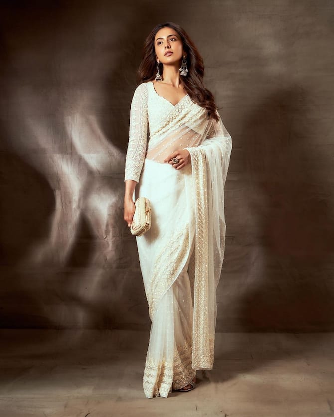 Rakul Preet Singh Serves Breathtaking Look In Beautiful White Saree Look,  See Pics | Rakul Preet Singh: व्हाइट साड़ी में रकुल प्रीत सिंह के चेहरे का  नूर देख उड़े फैंस के होश,