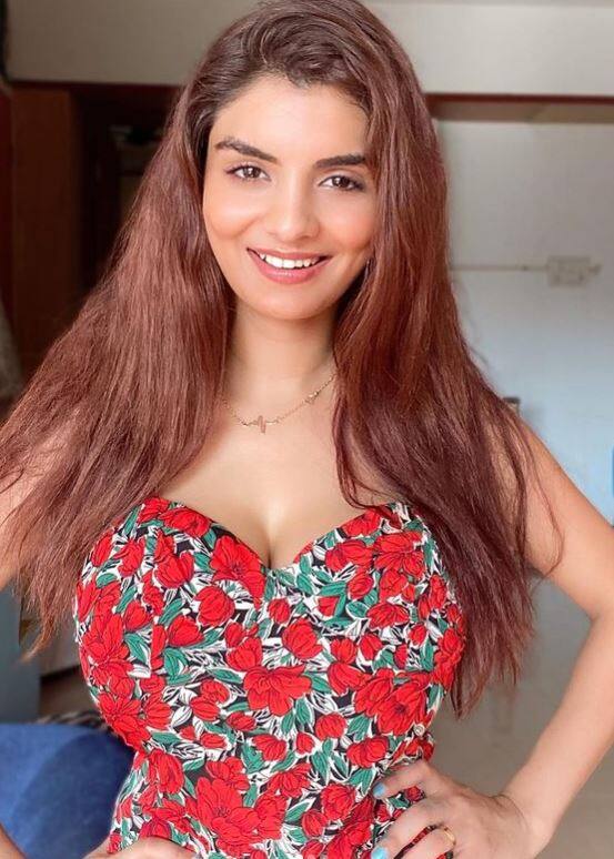 या फोटोंमुळे ती पुन्हा चर्चेत आली आहे.