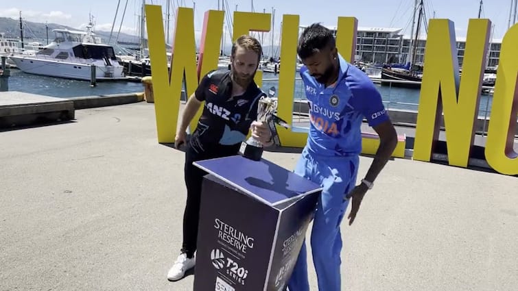 IND vs NZ: Kane Williamson snatches trophy from the gasp of Indian captain Hardik Pandya, watch video IND vs NZ: সিরিজ শুরুর আগেই হার্দিকের নাগাল থেকে ট্রফি ছিনিয়ে নিলেন কেন উইলিয়ামসন!