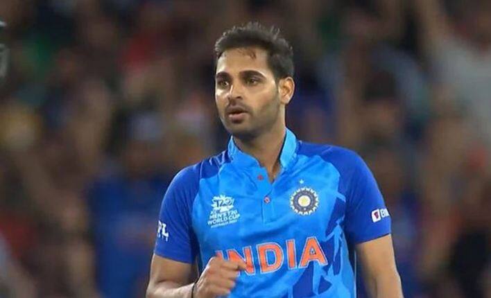 IPL Mini Auction: ਇੰਡੀਅਨ ਪ੍ਰੀਮੀਅਰ ਲੀਗ (IPL) ਦੇ ਅਗਲੇ ਐਡੀਸ਼ਨ ਤੋਂ ਪਹਿਲਾਂ ਕੁਝ ਟੀਮਾਂ ਨੇ ਵੱਡੇ ਬਦਲਾਅ ਕਰਨ ਦਾ ਫੈਸਲਾ ਕੀਤਾ ਹੈ। ਇਸ ਕਾਰਨ ਦੋ ਟੀਮਾਂ ਨੇ ਆਪਣੇ ਕਪਤਾਨ ਬਰਕਰਾਰ ਨਹੀਂ ਰੱਖੇ। ਇਨ੍ਹਾਂ ਖਿਡਾਰੀਆਂ ਨੂੰ ਕਰੋੜਾਂ ਰੁਪਏ ਖਰਚ ਕੇ ਟੀਮ ਵਿੱਚ ਸ਼ਾਮਲ ਕੀਤਾ ਗਿਆ ਸੀ ਪਰ ਹੁਣ ਇਨ੍ਹਾਂ ਨੂੰ ਛੱਡਣ ਦਾ ਫੈਸਲਾ ਕੀਤਾ ਗਿਆ ਹੈ। ਇੱਕ ਅਜਿਹਾ ਖਿਡਾਰੀ ਹੈ ਜਿਸ ਨੂੰ ਰਿਹਾਅ ਕੀਤਾ ਗਿਆ ਸੀ ਜਿਸ ਨੂੰ 14 ਕਰੋੜ ਰੁਪਏ ਖਰਚ ਕਰਕੇ ਟੀਮ ਵਿੱਚ ਸ਼ਾਮਲ ਕੀਤਾ ਗਿਆ ਸੀ। ਇਸ ਦੇ ਨਾਲ ਹੀ ਇਕ ਹੋਰ ਖਿਡਾਰੀ ਨੇ ਕ੍ਰਿਕਟ ਦੇ ਮੈਦਾਨ 'ਤੇ ਅਜੇਤੂ ਤੀਹਰਾ ਸੈਂਕੜਾ ਲਗਾਇਆ ਹੈ।