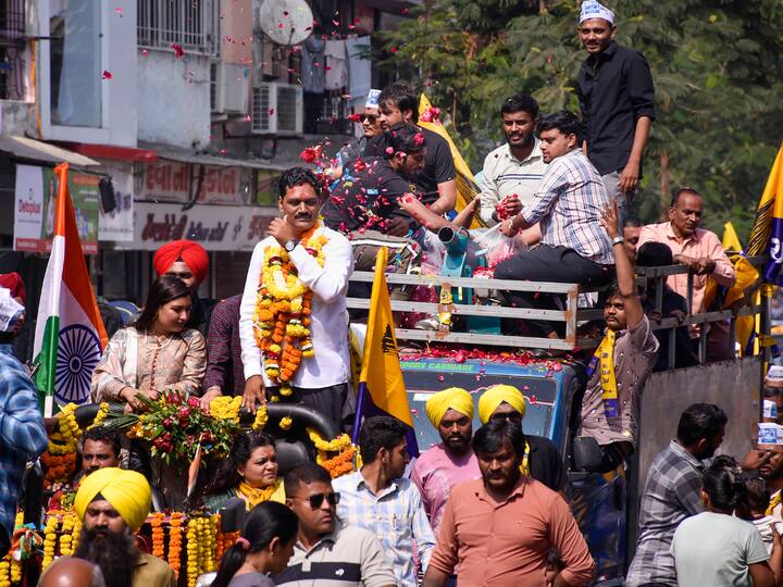 AAP candidate Alpesh Kathiriya meeting the people of Surat during a roadshow in Surat, ahead of the Gujarat Elections (Image Source: PTI)