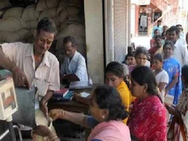 cooperative officials arrested for smuggling the groceries from the ration shop தொடர்ந்து ரேஷன் கடை பொருட்கள் கடத்தல்: அதிரடி காட்டிய அதிகாரிகள்! சிக்கிய 186 பேர்