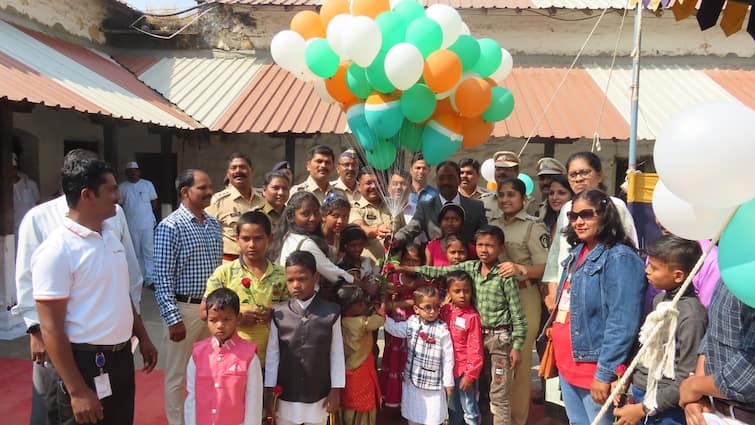 Childrens faces lit up after meeting their parents Prisoners clash in Central Jail Nagpur Central Jail : आई-वडिलांना भेटून मुलांचे चेहरे फुलले; मध्यवर्ती कारागृहात कैद्यांची गळाभेट