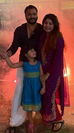 பாபி சிம்ஹா-ரேஷ்மி மேனன் ஜோடியின் அழகு குட்டிச் செல்லங்களின் க்யூட் போட்டாேஸ்!