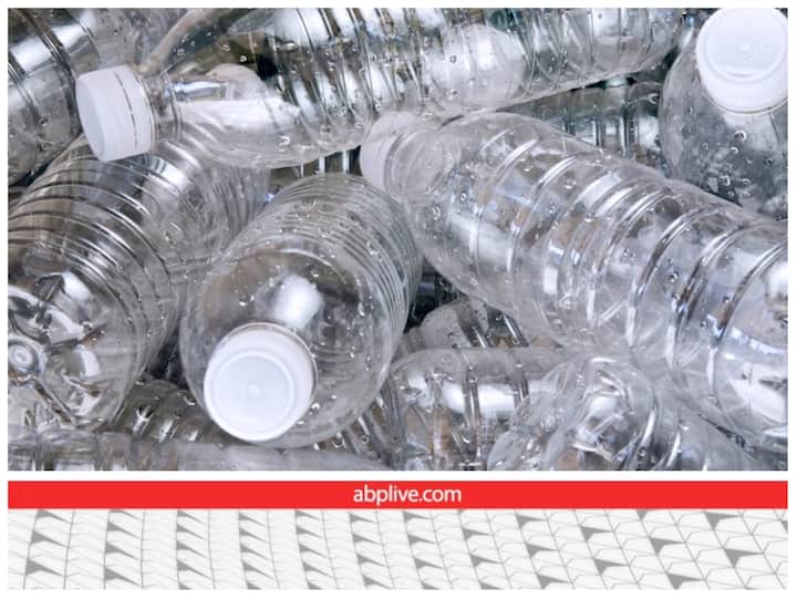 आपने प्लास्टिक की पानी की बोतलों पर लकीरें बनी जरूर देखी होंगी. इन लकीरों को बनाने के पीछे भी एक खास वजह है. बस यूं ही नहीं इन्हे पानी की बोतलों पर नहीं बनाया जाता है. आइए आज इसकी वजह को जानते हैं.