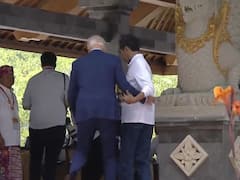 Joe Biden: మెట్లు ఎక్కుతూ తడబడిన బైడెన్, పట్టుకున్న ఇండోనేషియా ప్రెసిడెంట్ - వీడియో