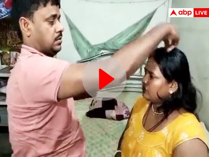 VIDEO: 'और... और... ', ASI को आया गुस्सा तो पूछ-पूछकर मांग में भरता गया सिंदूर, बेगूसराय का मामला Begusarai ASI Sumant Kumar Sharma Video Viral of Vermilion on Social Media VIDEO: 'और... और... ', ASI को आया गुस्सा तो पूछ-पूछकर मांग में भरता गया सिंदूर, बेगूसराय का मामला