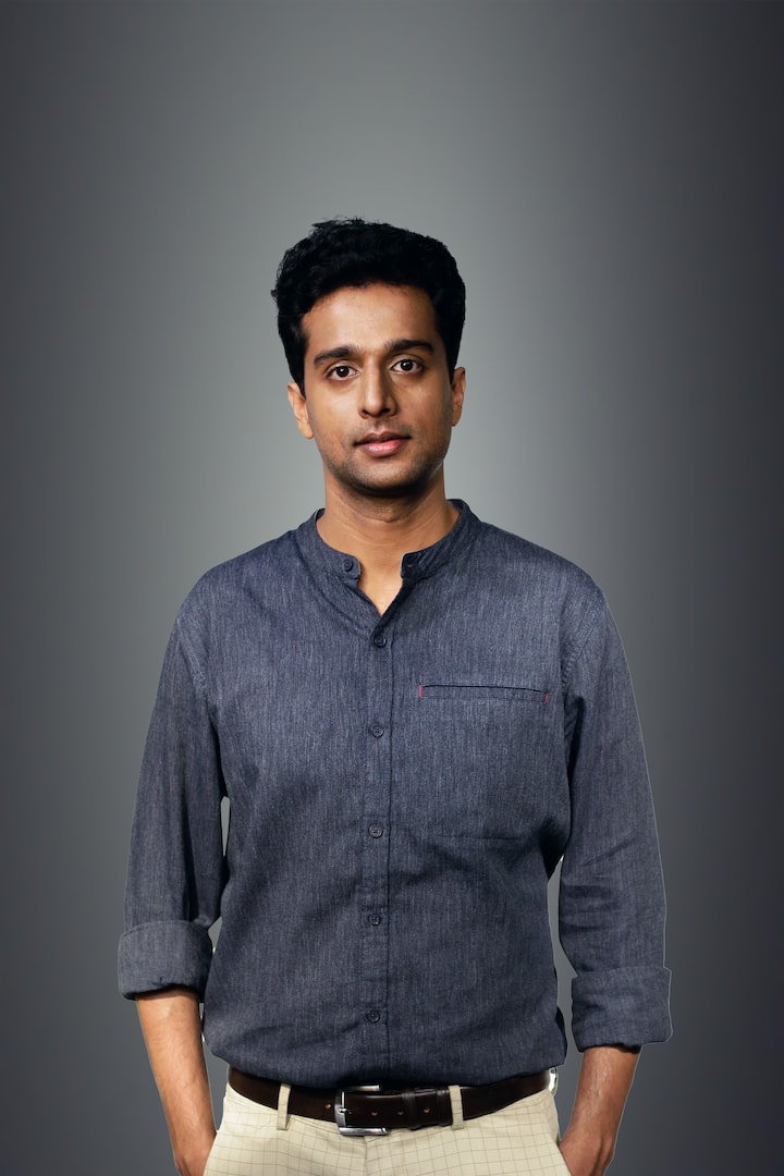 দুটো হাত কিন্তু একে অপরকে ধরে নেই। ছেড়ে রয়েছে। হারিয়ে যাওয়ার মধ্যেও যে প্রেম, তাকেই তুলে ধরবে এই সিরিজ।