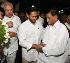 In Pics: సూపర్ స్టార్ కృష్ణకు సీఎం జగన్ నివాళి - మహేశ్‌ను ఆలింగనం చేసుకొని పరామర్శ