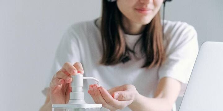 પેડ, ટેમ્પન અથવા કપ દાખલ કરતી વખતે અથવા દૂર કરતી વખતે ગંદા હાથનો ઉપયોગ કરવો એ ચેપનું મુખ્ય કારણ છે. આ કિસ્સામાં, ગંદા હાથથી ક્યારેય પેડ્સનો ઉપયોગ કરશો નહીં. પહેરતા અને ઉતારતા પહેલા અને પછી હાથ સાબુથી સારી રીતે ધોઈ લો.