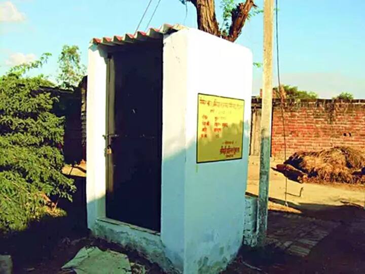 नवलच! चक्क 'शौचालयाचा वाढदिवस'; शौचालयासमोर रांगोळी काढून सेल्फी घेण्याचे देखील प्रशासनाचे आवाहन maharashtra News Aurangabad News Administration also appeals to draw rangoli and take a selfie in front of the toilet नवलच! चक्क 'शौचालयाचा वाढदिवस'; शौचालयासमोर रांगोळी काढून सेल्फी घेण्याचे देखील प्रशासनाचे आवाहन