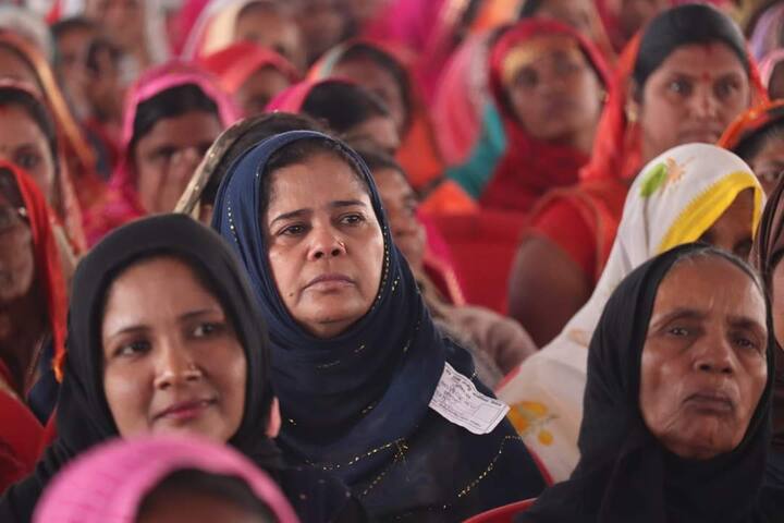 सीएम ने कहा कि मेरी बहनें स्व-सहायता समूहों के माध्यम से जुड़कर विभिन्न उत्पाद बना रही हैं और आर्थिक रूप से सशक्त हो रही हैं. मुख्यमंत्री शिवराज सिंह चौहान ने कहा कि मेरी बहनों तुम अबला नहीं सबला हो. तुम चाहो तो सब कुछ कर सकती हो, तुम देवी का अंश हो और अनंत शक्तियों का भंडार हो. मध्य प्रदेश की 40 लाख बहनों ने यह तय कर लिया था कि वह गरीब नहीं रहेंगी, उन्होंने आजीविका मिशन के माध्यम से स्व-सहायता समूह बनाए अब वह साबुन, कपड़े, सैनिटाइजर और आभूषण बनाती हैं. वह फल और सब्जियों के अलग-अलग उत्पाद बनाती हैं. सीएम ने कहा कि महामहिम राष्ट्रपति के सामने मेरी बहनों संकल्प लो कि आप अपनी मेहनत से नया इतिहास रचोगी. बेटा-बेटी में कोई फर्क नहीं करोगी और नशा मुक्त गांव बनाने में भी अधिकतम योगदान दोगी.