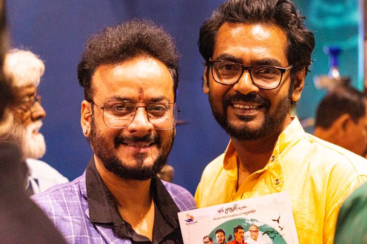 এসব বেআইনি কাজ করতে করতে একদিন তারা ধরা পড়ে যায় এবং বেধড়ক মার খায়। অবশেষে, প্রচণ্ড মারধর খেয়ে ঘন জঙ্গলে সেই অবস্থায় তারা চলে যায়।