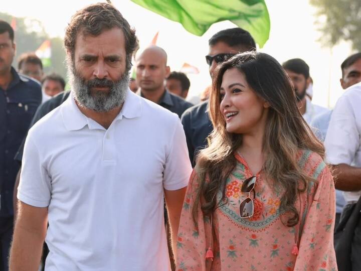 Bharat Jodo Yatra Actress Riya Sen joined Rahul Gandhi in Bharat Jodo Yatra Maharashtra News Bharat Jodo Yatra: भारत जोड़ो यात्रा में राहुल गांधी के साथ नजर आईं अभिनेत्री रिया सेन, तस्वीरें वायरल