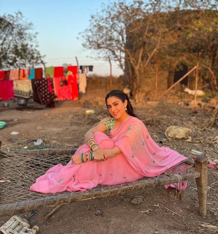 सारा अली खानने तिच्या इंस्टाग्राम अकाउंटवर तिचे लेटेस्ट फोटो शेअर केले आहेत. ज्यामध्ये ती पारंपारिक लूकमध्ये दिसत आहे. (फोटो सौजन्य :saraalikhan95/इंस्टाग्राम)