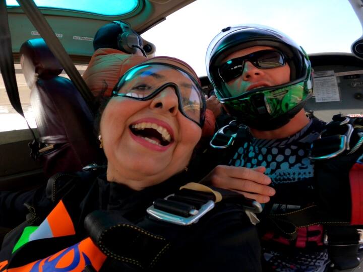 This couple of Jalandhar became oldest couple to do skydiving jumped from a height of 15000 foot Punjab News: जालंधर की यह डॉक्टर दंपति बनी स्काईडाइविंग करने वाली देश की ओल्डेस्ट कपल, इतने फुट की ऊंचाई से लगाई छलांग